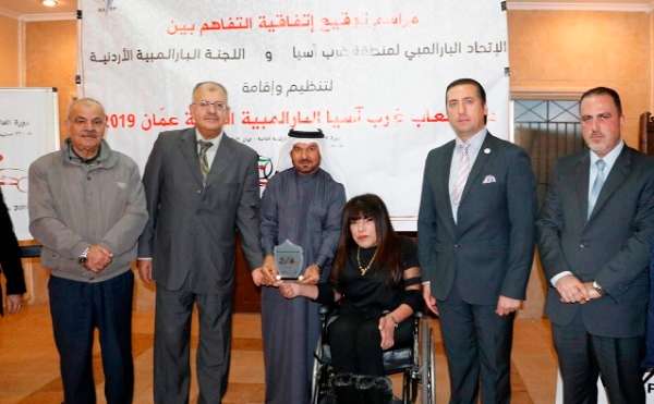 المجتمعون بعد توقيع الاتفاقية