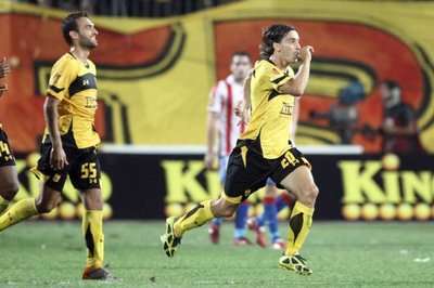 فرحة جافيتو لاعب أريس سالونيكا بهدفه في مرمي أتلتيكو مدريد