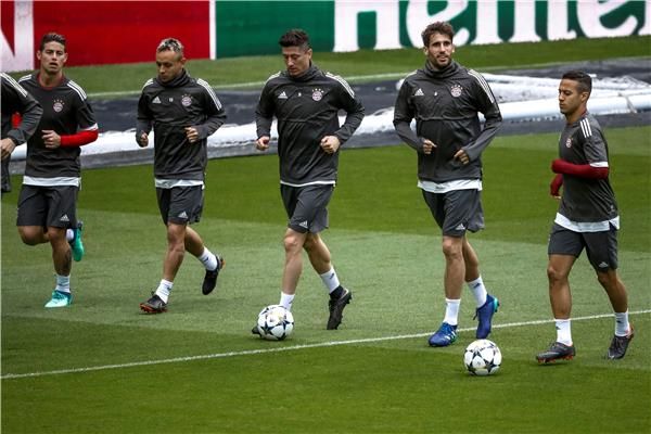 رافينيا مع لاعبي بايرن ميونخ