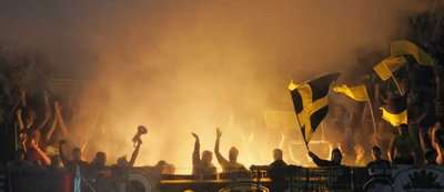 جماهير دورتموند تحتفل بالفوز على كارباتي