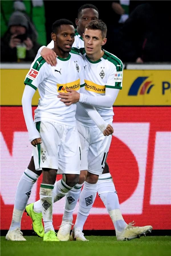 هازارد مع لاعبي مونشنجلادباخ 