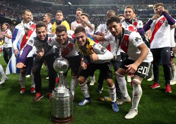 كينتيرو مع فريقه بعد التتويج بكأس ليبرتادوريس