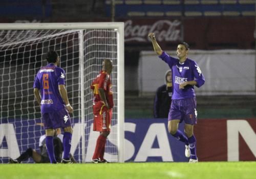 2010-09-17t014642z_01_mnt05_rtridsp_3_soccer-latam_reuters