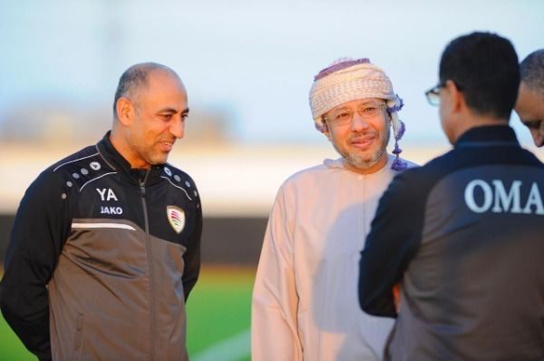 السفير العماني مع لاعبي المنتخب