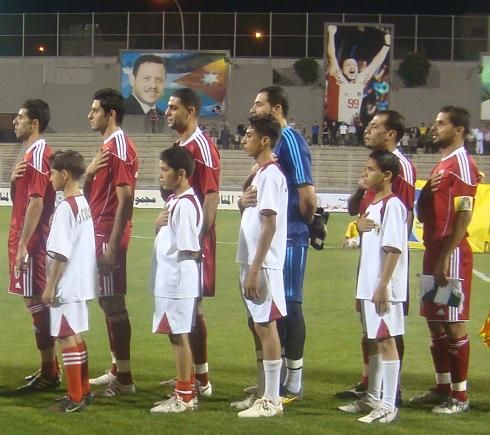 كابتن فيصل ابراهيم الاول وقوف على اليمين خلال النشيد الوطني