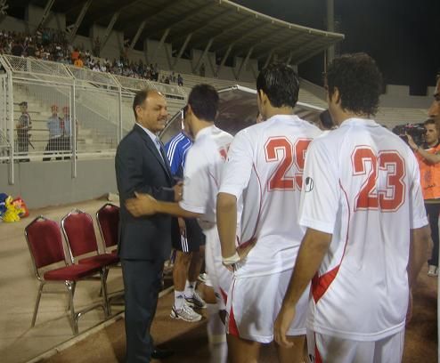 نجوم المنتخب العراقي ومصافحة مدرب المنتخب الاردني العراقي عدنان حمد