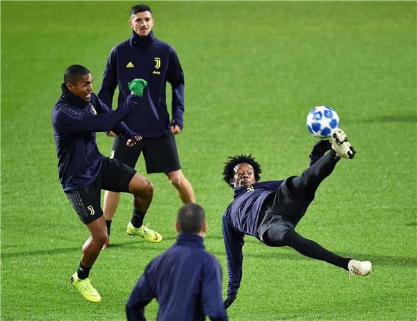 كوادرادو مع لاعبي يوفنتوس