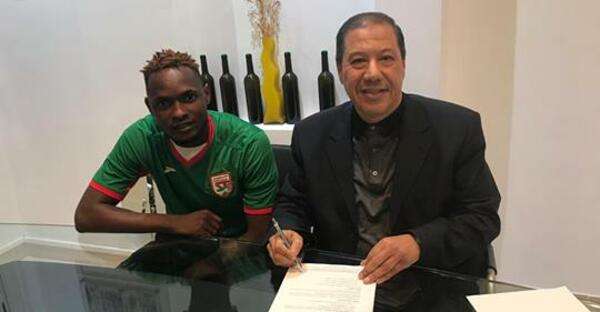 أوباسي أثناء توقيع العقود