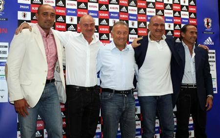 زاكيرني ( وسط ) وبجانبه طاقم العمل الذين سيعملون بجانبه مع المنتخب الياباني