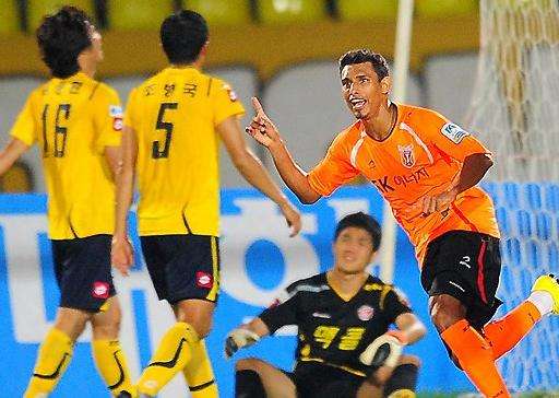 المهاجم البرازيلي نيكو يحتفل بعد إحرازه هدف الفوز بمرمى فريق سيونغنام