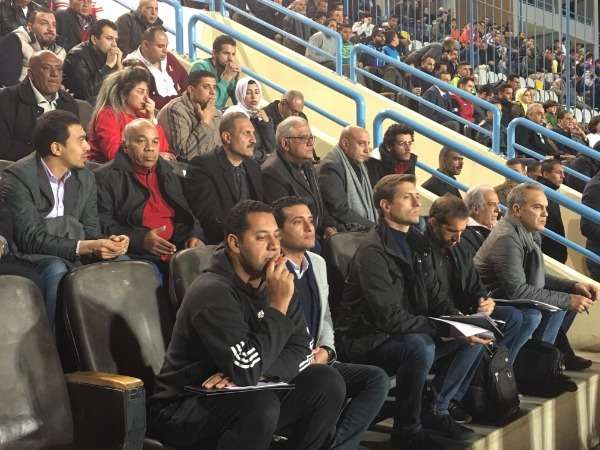 لاسارتي يجلس بالمدرجات