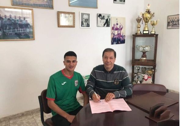 جانب من توقيع العقد