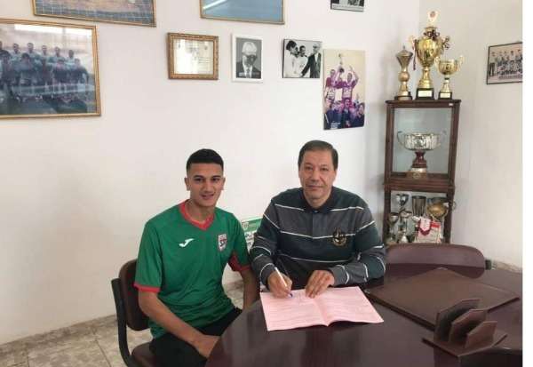 جانب من توقيع العقد