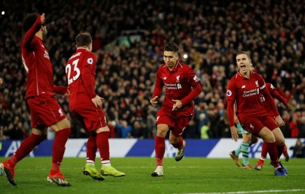 فيرمينو مع لاعبي ليفربول