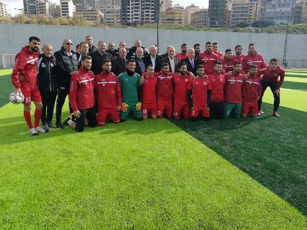 محمد فنيش مع لاعبي منتخب لبنان - تصوير ناصر خالد