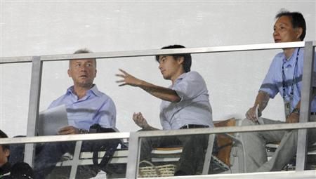 السيد زاكيروني ( يسار ) تابع ديربي مدينة أوساكا من المدرجات