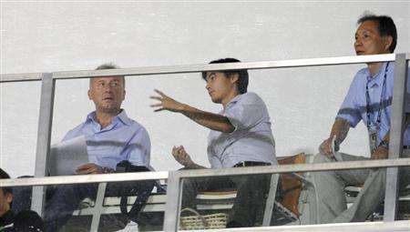 السيد زاكيروني ( يسار ) تابع ديربي مدينة أوساكا من المدرجات