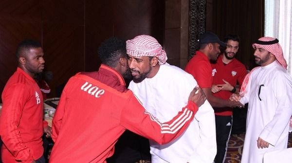 نجوم 96 مع لاعبي المنتخب الإماراتي - من موقع الاتحاد الإماراتي