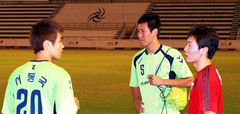 المهاجم لي دونغ غوك ( يسار ) قبل إجراء التدريبات في ملعب نادي الشباب السعودي