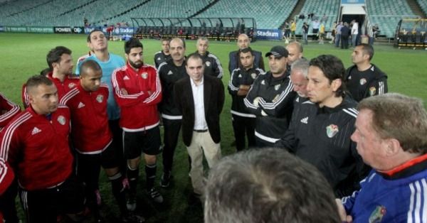 الأمير علي مع لاعبي المنتخب الأردني
