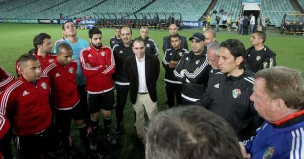 الأمير علي مع لاعبي المنتخب الأردني