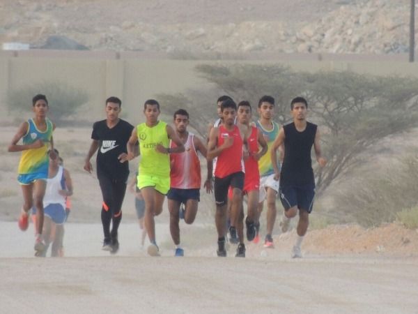 لاعبو المنتخب العماني لاختراق الضاحية 