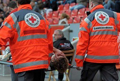 خروج كيسلينج من أرض الملعب بسبب الإصابة