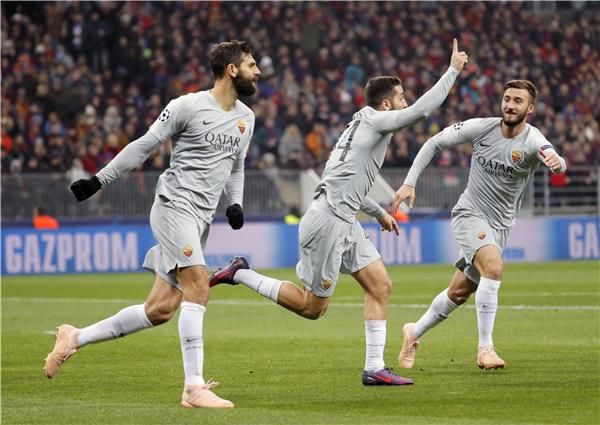 كوستاس مانولاس مع لاعبي روما