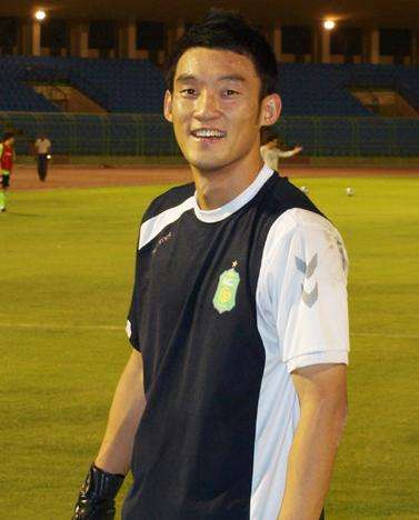 الحارس كيم مين سيك بعد نهاية التدريات في استاد الأمير فيصل بن فهد