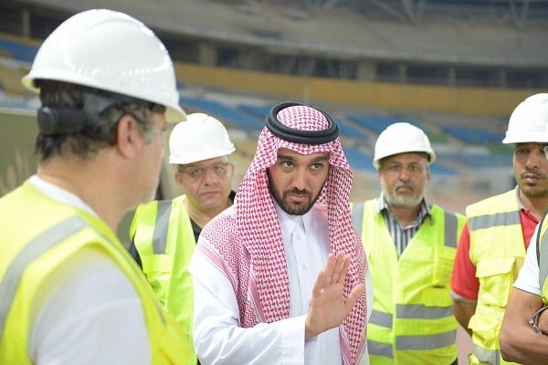  الأمير عبدالعزيز خلال التفقد