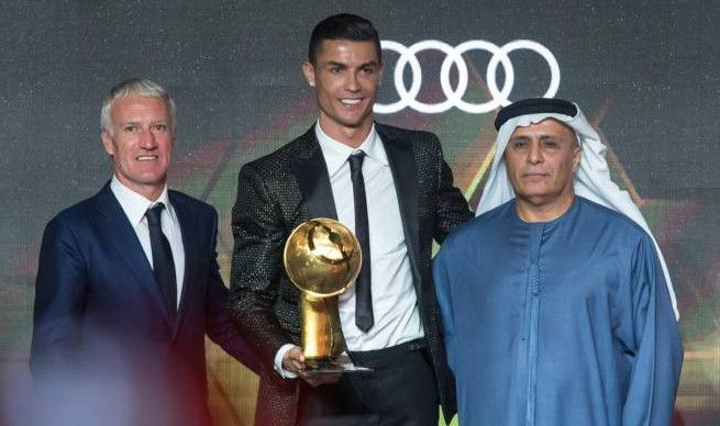 كريستيانو رونالدو بعد استلام الجائزة