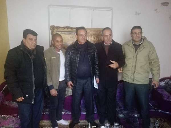 أبو زيتون برفقة إدارة ذات راس بعد التوقيع