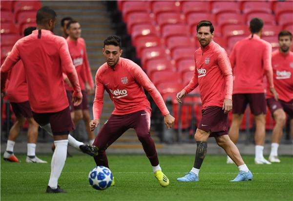 الحدادي مع لاعبي برشلونة