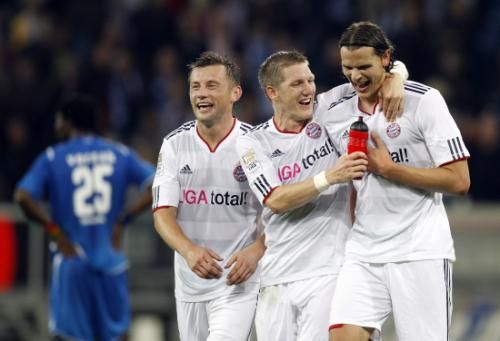 لاعبي بايرن ميونخ يحتفلون مع زميلهم فان بويتن (اليمين) بعد تسجيله لهدف الفوز 