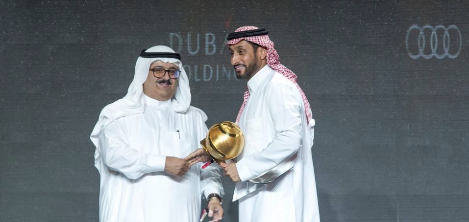  سامي الجابر يتسلم الجائزة من خالد الدوسري مالك موقع كووورة