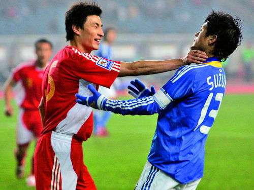 القائد الياباني سوزوكي تعرض للخنق من المدافع الصيني لي ويفينغ في كأس شرق آسيا 2008