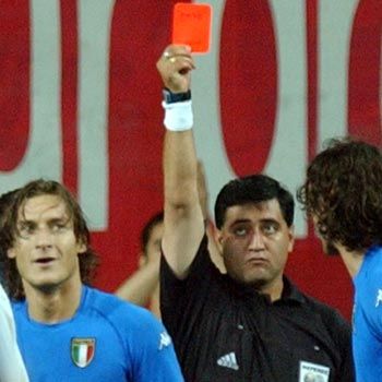 مورينو يشهر البطاقة الحمراء لتوتي في كأس العالم 2002