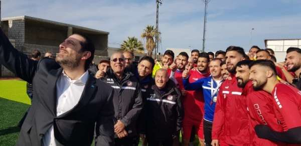 الحريري يلتقط سيلفي مع المنتخب