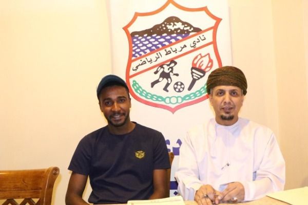 جانب من توقيع اللاعب عمر خميس 