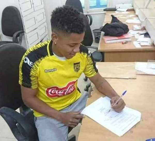 البرازيلي جيل باهيا يوقع العقود