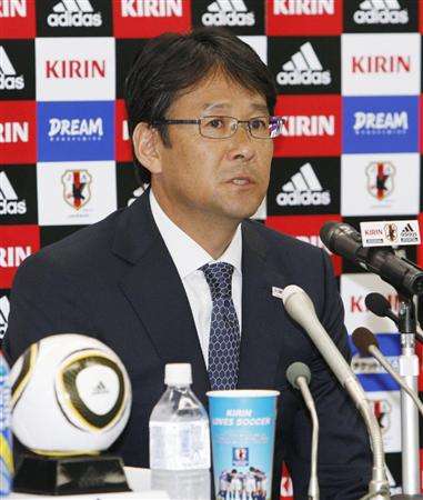 مدرب المنتخب الأولمبي السيد سيكيزوكا عند إعلانه القائمة الرسمية