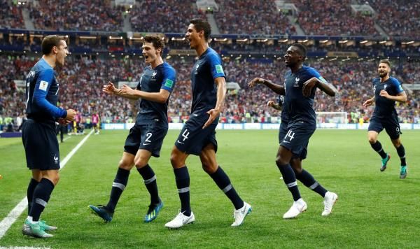 بافارد مع لاعبي المنتخب الفرنسي