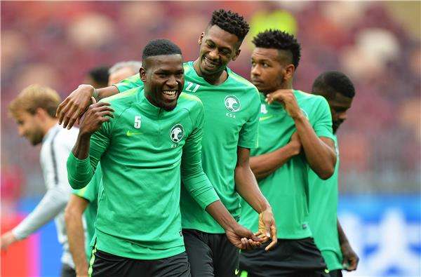 عمر هوساوي (الأول من اليسار)