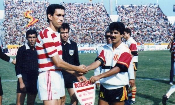 طارق ذياب يصافح كمال الشبلي