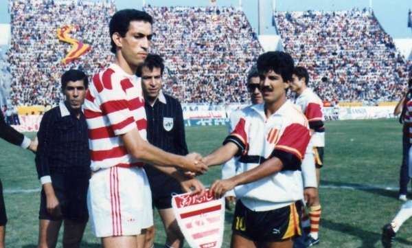 طارق ذياب يصافح كمال الشبلي