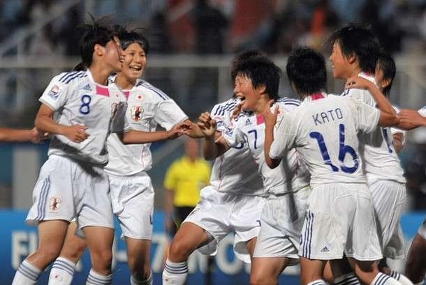 فرحة لاعبات منتخب اليابان للناشئات بعد تأهلهن للمباراة النهائية