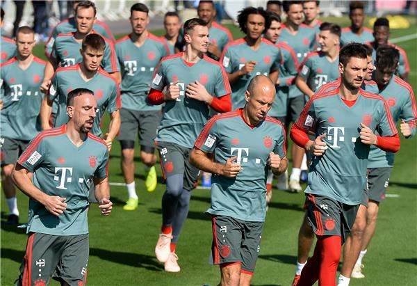 روبن مع لاعبي بايرن ميونخ