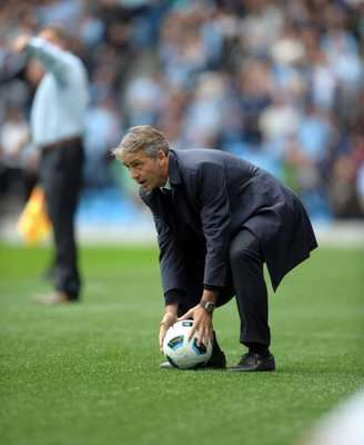 الايطالي روبيرتو مانشيني مدرب مانشيستر سيتي الأنجليزي