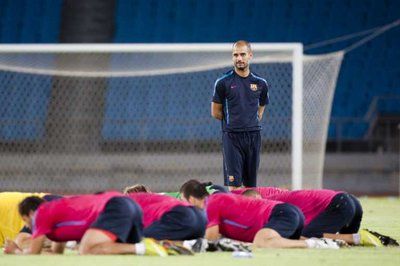 لاعبو برشلونة خلال وحدة تدريبية بقيادة المدرب الاسباني بيب جوارديولا