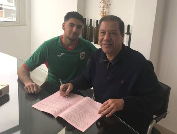 البرناوي النحالي أثناء توقيع العقود